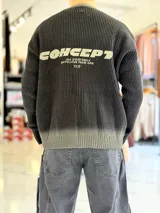Sweater de punto color beige con efecto degradé tostado en el cuello, los puños y el ruedo, cuello redondo y bordado frontal con la palabra "Love".