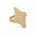 Anillo de diseño geométrico con forma de estrella de cuatro puntas, acabado mate y superficie lisa. Pieza artesanal fabricada en bronce enchapado en oro con banda ajustable.