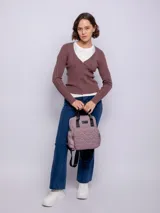 Cardigan de punto acanalado en color marrón, con escote en V, cierre frontal con botones a tono y mangas largas ajustadas.