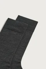 Par de calcetines de lana color gris oscuro, con acabado en rib elástico.