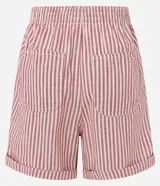 Short tipo runner de sarga color crudo con rayas verticales rojas, cintura elástica y ruedo doblado.