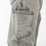 Pantalón jean gris de corte recto, con cinco bolsillos y un bolsillo lateral con cierre.