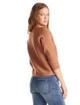 Buzo de silueta relajada confeccionado en tejido acanalado, con cuello redondo y mangas tres cuartos estilo japonés. Presenta un diseño fluido y cómodo.