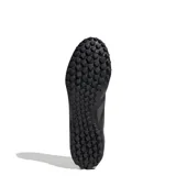 Championes de fútbol Adidas Predator Club TF, diseñados para césped artificial. Presentan un diseño en color negro con detalles en rojo, parte superior sintética texturizada con tecnología Strikeprint para mayor precisión y suela de goma con tapones cortos para tracción.
