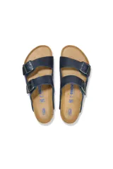 Sandalias Birkenstock modelo Arizona, color azul con hebillas plateadas.