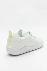 Zapatilla minimalista tipo barefoot de color verde menta, con diseño de suela plana y flexible, confeccionada en material textil transpirable con cordones a tono.