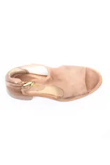Sandalia de gamuza color beige, con diseño de pulsera al tobillo, hebilla metálica dorada y taco cuadrado de madera.