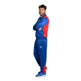 Conjunto deportivo Umbro del Club Nacional de Football, modelo Hitch, compuesto por campera y pantalón en color azul con detalles en rojo y blanco. Incluye logo de Umbro y escudo del club bordados.