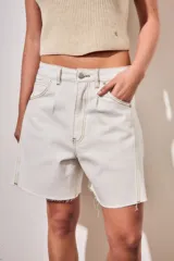 Bermuda de denim color blanco con costuras en contraste, tiro medio y ruedo desflecado.