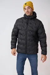 Campera negra con capucha, diseño acolchado con costuras termoselladas y cierre frontal completo.