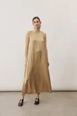 Vestido largo dorado de corte recto y holgado, sin mangas y con escote redondo.