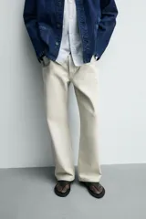 Jeans baggy fit de corte holgado confeccionados en denim de algodón con efecto lavado claro y cinco bolsillos.