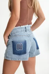 Short de jean gris oscuro con efecto degradé simulando los bolsillos y parche negro con logo bordado en el bolsillo trasero.