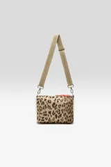 Bandolera compacta con estampado animal print tipo leopardo, correa ajustable de lona color beige y cierre superior con tirador naranja.