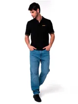Remera tipo polo color negro con detalles en amarillo en las mangas y logo de la marca bordado en el pecho.