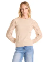 Buzo de tejido lurex en color beige, con cuello redondo y mangas largas con diseño plisado y puños con aplique de botones dorados.