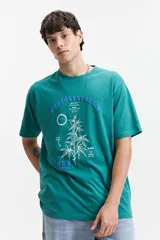 Remera de manga corta color verde azulado, con estampado frontal que ilustra el proceso de fotosíntesis de una planta de cannabis, con el texto "Photosynthesis is fun".
