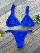 Conjunto de bikini azul eléctrico, con corpiño triangular fijo y bombacha colaless regulable.