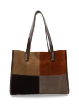 Cartera tipo tote bag confeccionada en gamuza con diseño de paneles en tonos marrón, chocolate y tostado. Cuenta con doble asa de hombro en cuero liso marrón oscuro y detalles de costuras visibles.
