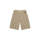 Bermuda formal de Eme Studios con estampado a cuadros en tonos beige y marrón, tiro medio, bolsillos laterales y presillas para cinturón. Presenta una pequeña etiqueta decorativa en el lateral y un parche triangular distintivo en la parte superior.