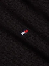 Chomba negra de piqué de algodón y elastano, corte slim, con cuello polo, cartera de cinco botones y logo bordado en el pecho.