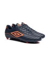 Championes de fútbol Umbro modelo Classico III HG, color negro con detalles en rojo. Presentan el logo de la marca en el lateral y suela con tapones para terreno firme.