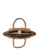 Tote bag Hush Puppies color caramelo, con diseño minimalista, doble asa de hombro y cierre superior.