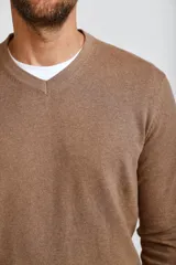Sweater de punto con cuello en V y mangas largas, de corte clásico y color azul marino.