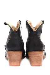 Botín texano de cuero liso color negro, con cierre lateral y taco de madera.