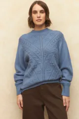 Sweater color beige con cuello redondo, mangas largas y diseño calado.