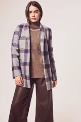 Blazer gris con estampado de cuadros en azul y marrón, solapas de muesca, cierre con un botón y bolsillos con solapa.