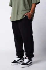 Pantalón tipo jogger de friza de algodón, con diseño oversize, cintura y puños elastizados.