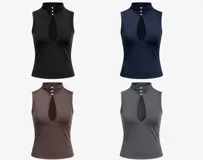 Top de lycra negro con cuello alto, cierre frontal con botones y abertura tipo gota en el pecho.
