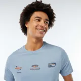 Camiseta de manga corta color azul claro, con cuello redondo y estampados de logos en el pecho.