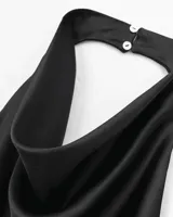 Top negro con cuello drapeado y espalda descubierta.