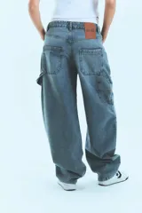 Pantalón de jean azul claro de corte holgado, tiro bajo y presillas anchas.