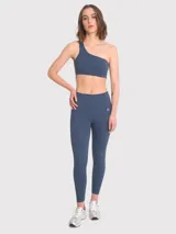 Calza deportiva de tiro alto con largo hasta el tobillo, confeccionada en tejido elástico de color azul profundo.