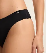 Bombacha tipo bikini de microfibra color negro, con bordes estilo nube y forro de algodón.