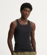 Musculosa masculina de tejido acanalado en color negro, con cuello redondo y diseño ajustado al cuerpo.