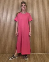 Vestido largo de algodón tipo remerón, color rosado, con mangas cortas, cuello redondo y tajo lateral.