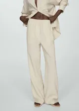 Pantalon de corte wideleg confeccionado en tejido de bambula de algodón, con cintura elástica y bolsillos laterales.