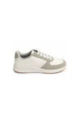 Zapatilla urbana con combinación de acabados, acordonada, en tono blanco con detalles en gris y suela deportiva de base ancha con suela de goma.