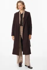 Tapado de paño en color gris oscuro, con solapas clásicas, corte recto y bolsillos laterales integrados.