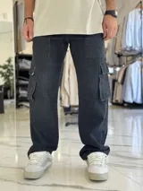 Pantalón cargo de jean color celeste, de corte oversize, con bolsillos laterales amplios en los muslos y bolsillos frontales superiores.