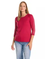 Buzo de tejido fino color fucsia, con cuello redondo y mangas raglán tres cuartos. Presenta una línea vertical de tachas decorativas a lo largo de la manga izquierda.