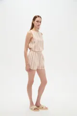 Short de algodón a rayas, de calce medio y diseño ancho, con bolsillos laterales.