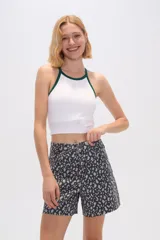 Top cropped de poliamida con diseño color block, corte al cuerpo y cuello redondo a la base con ribete en contraste.