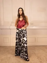 Falda larga acampanada con estampado de espirales en blanco y negro, cuenta con un lazo ajustable en la cintura.