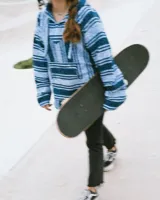 Buzo con capucha a rayas horizontales azules y blancas.