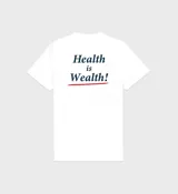 Remera blanca de algodón con cuello redondo y mangas cortas. Estampado pequeño con el logo de la marca 'Sporty & Rich' en el pecho y estampado grande en la parte inferior con el logo circular de la marca y la frase 'Health Is Wealth'.